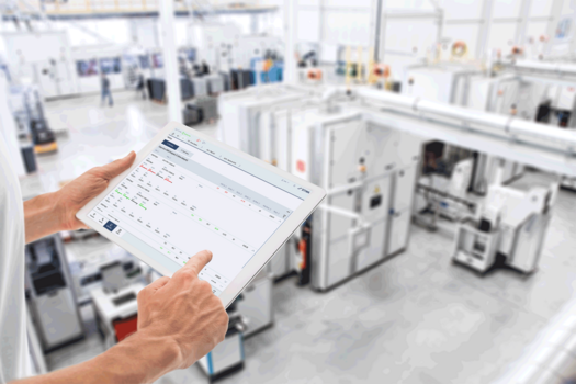 Fertigungs-Dashboard zeigt Produktions-KPIs, Alarme und Maschinenleistung an.
